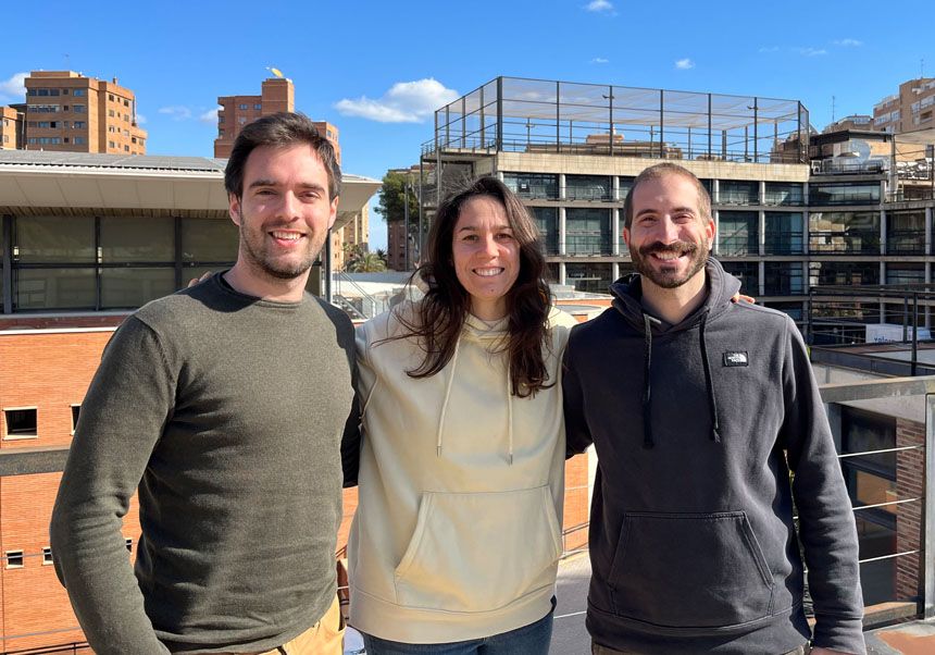 (De izquierda a derecha) Israel Villarrasa, Laura Antón y Miquel Pans, en la Facultad de Ciencias de la Actividad Física y el Deporte (FCAFE) de la Universitat de València.
